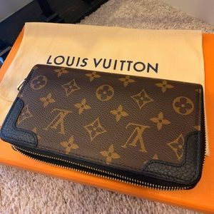 Authentic Louis Vuitton Zippy Wallet